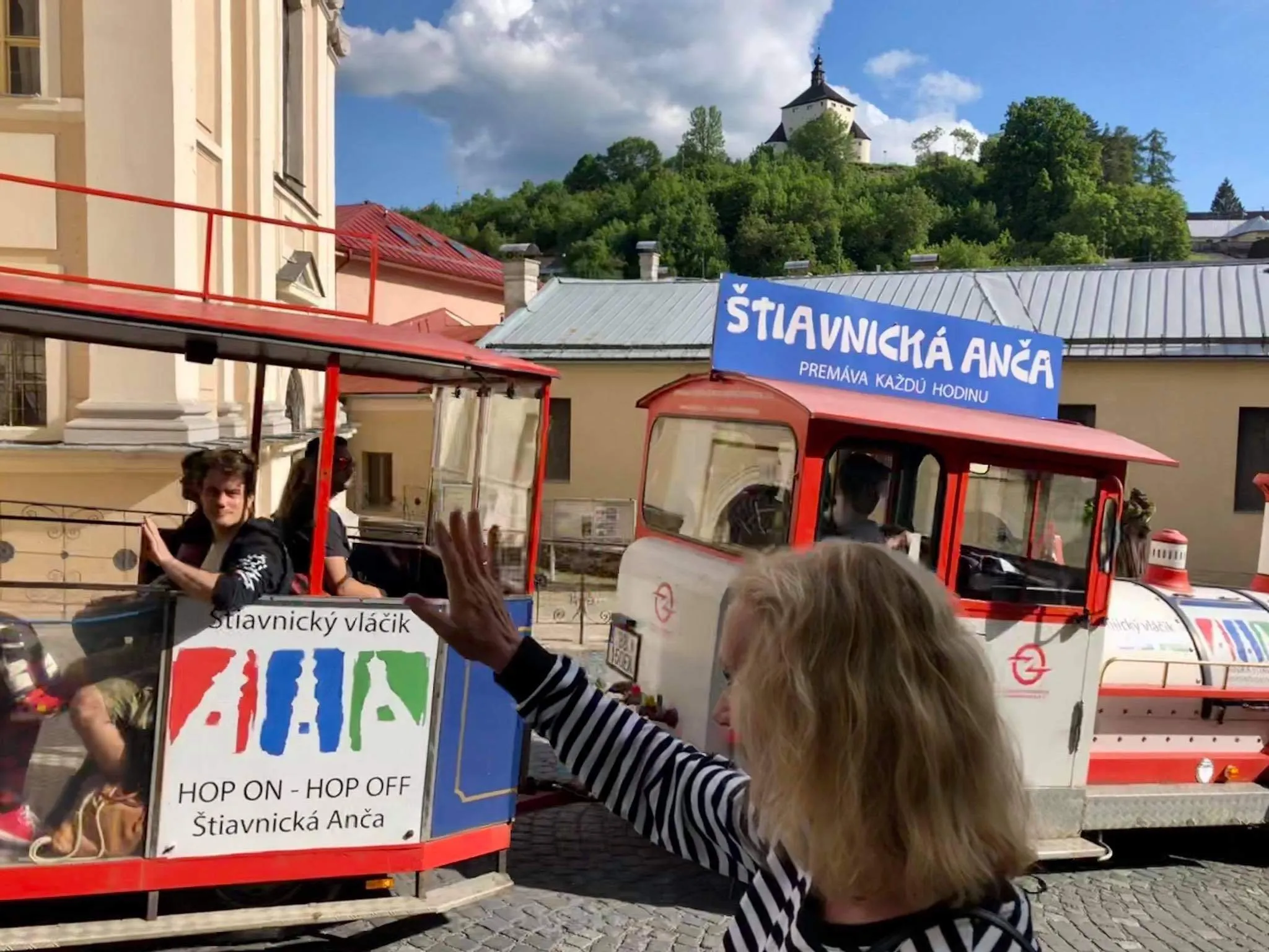 Turistický vláčik Štiavnická Anča na ulici v centre