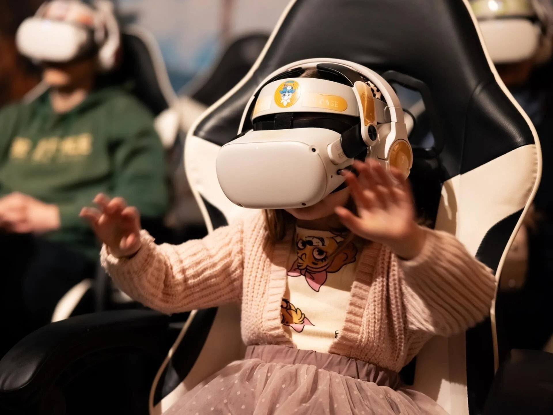 Dievča s okuliarmi virtuálnej reality v expozícii Cesta v čase
