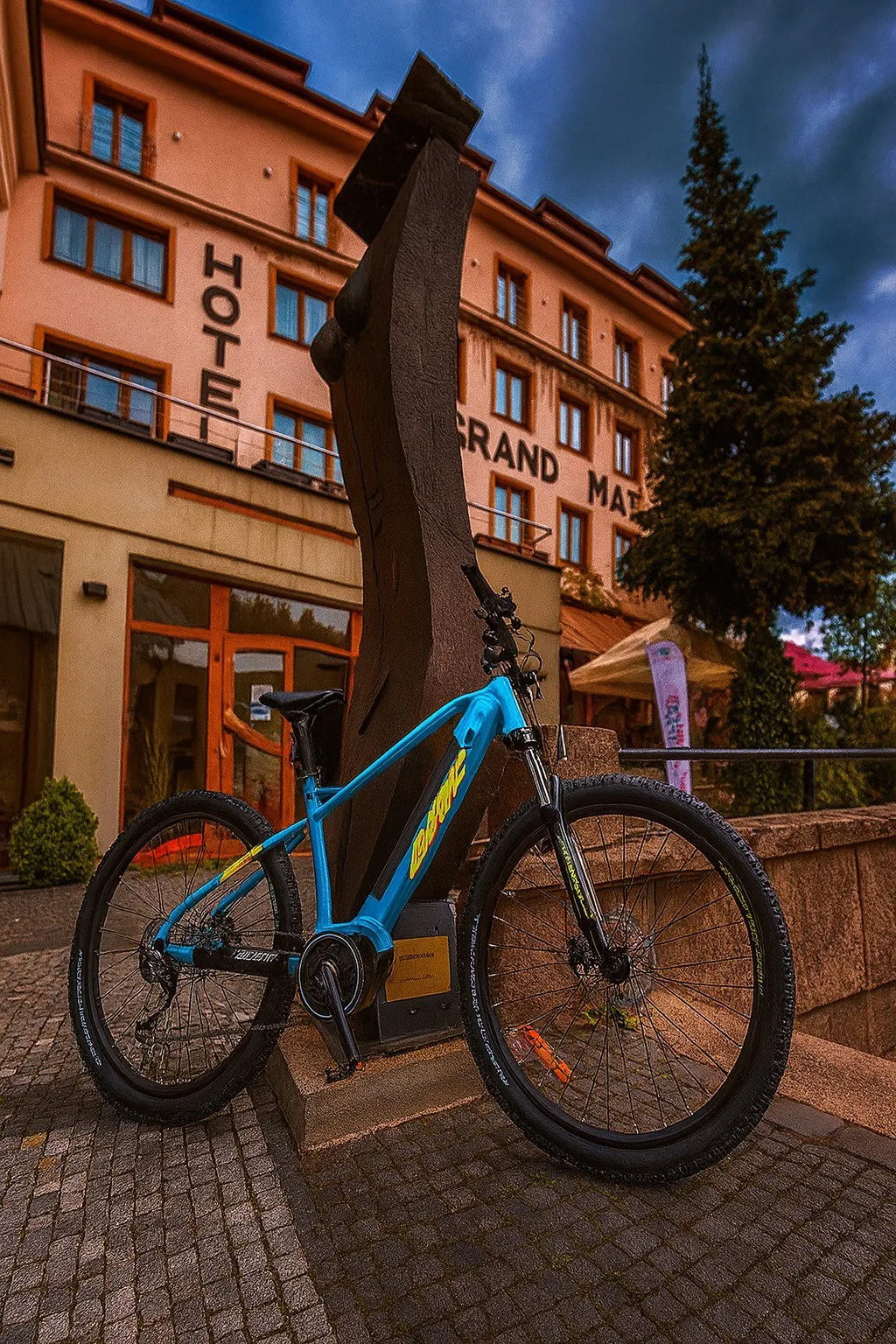 Elektrobicykel pred Hotelom Grand Matej