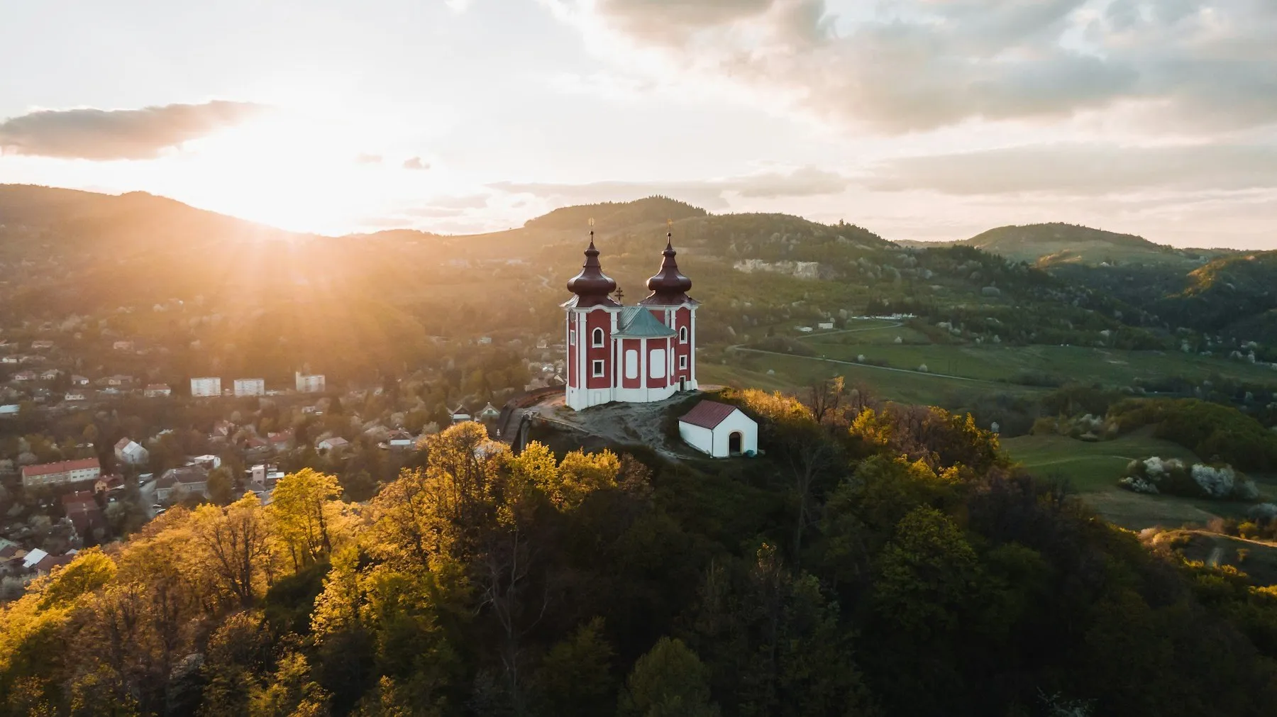 Kalvária na kopci nad Banskou Štiavnicou pri západe slnka
