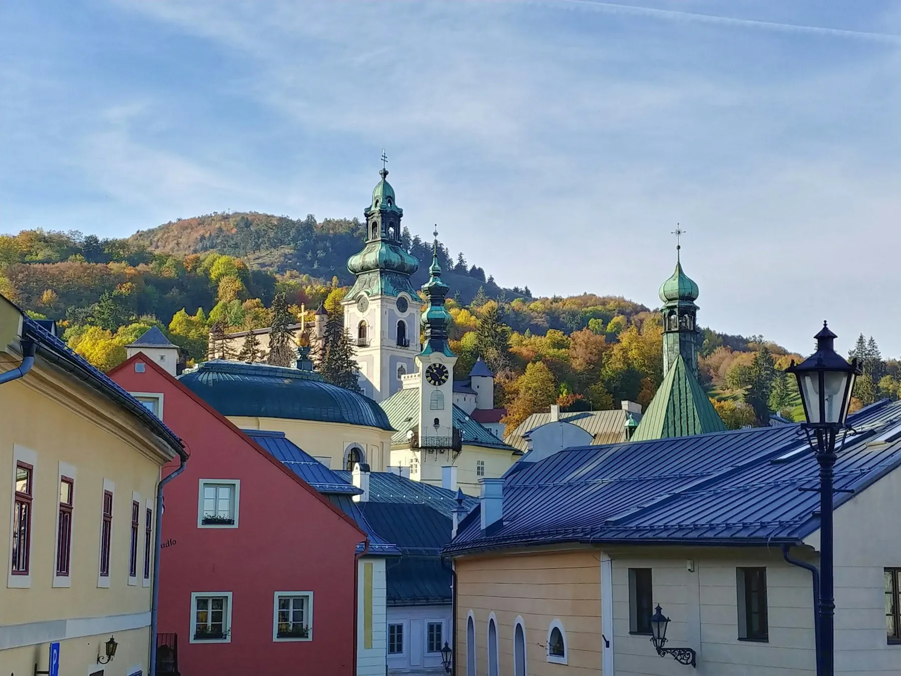 Farebné domy a strechy pod Starým zámkom na jeseň