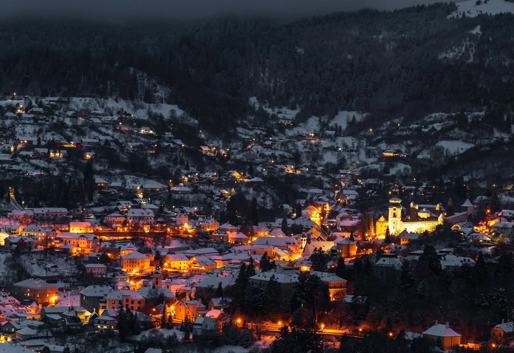 Rozsvietená Banská Štiavnica v doline večer