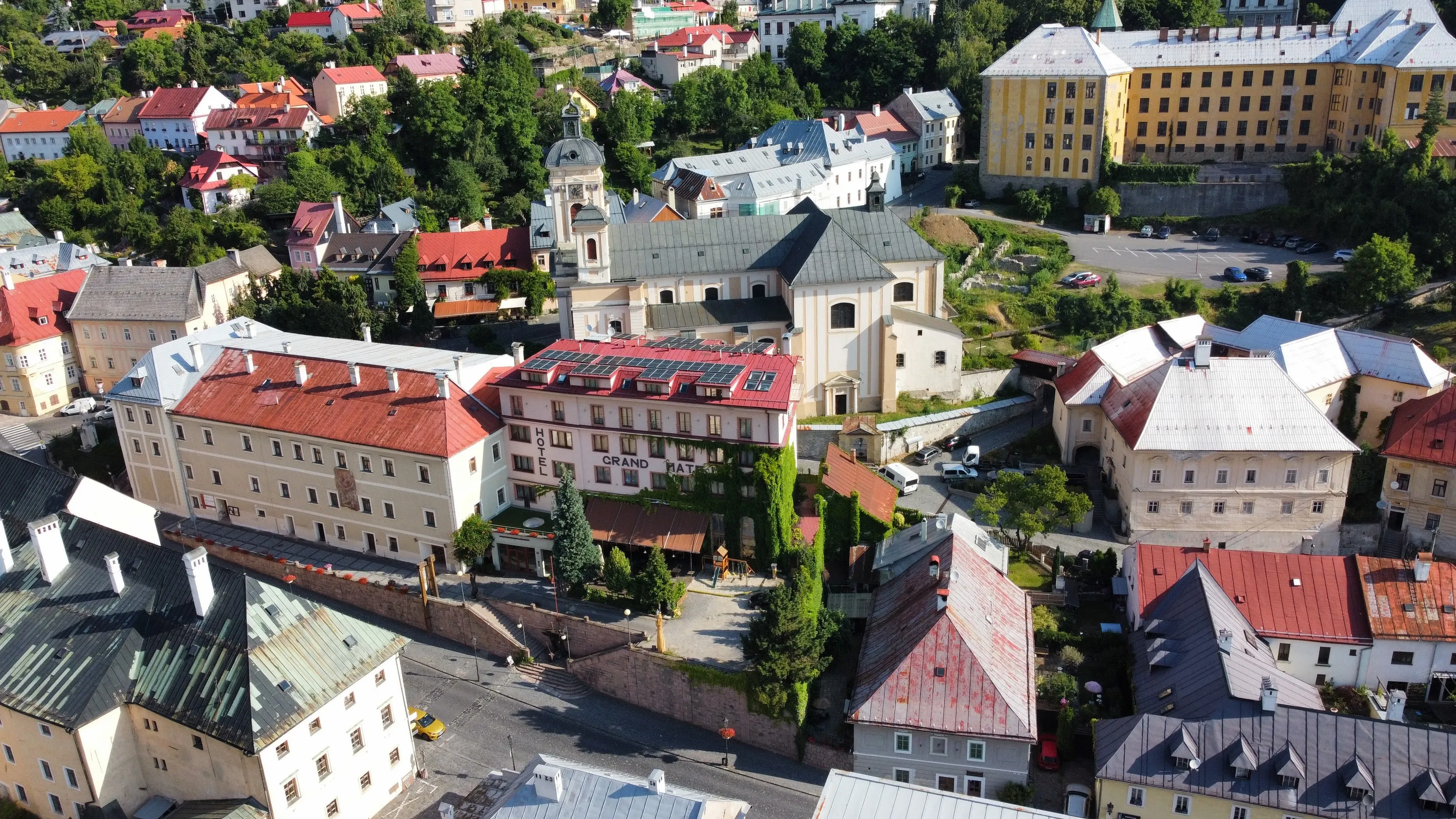 Strechy historického centra Banskej Štiavnice s Hotelom Grand Matej a kostolom